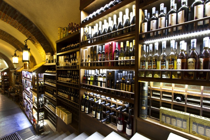 vente-SIX FOURS LES PLAGES-min_world_street_travel_shop_canon_georgia_wine_bottles-429767